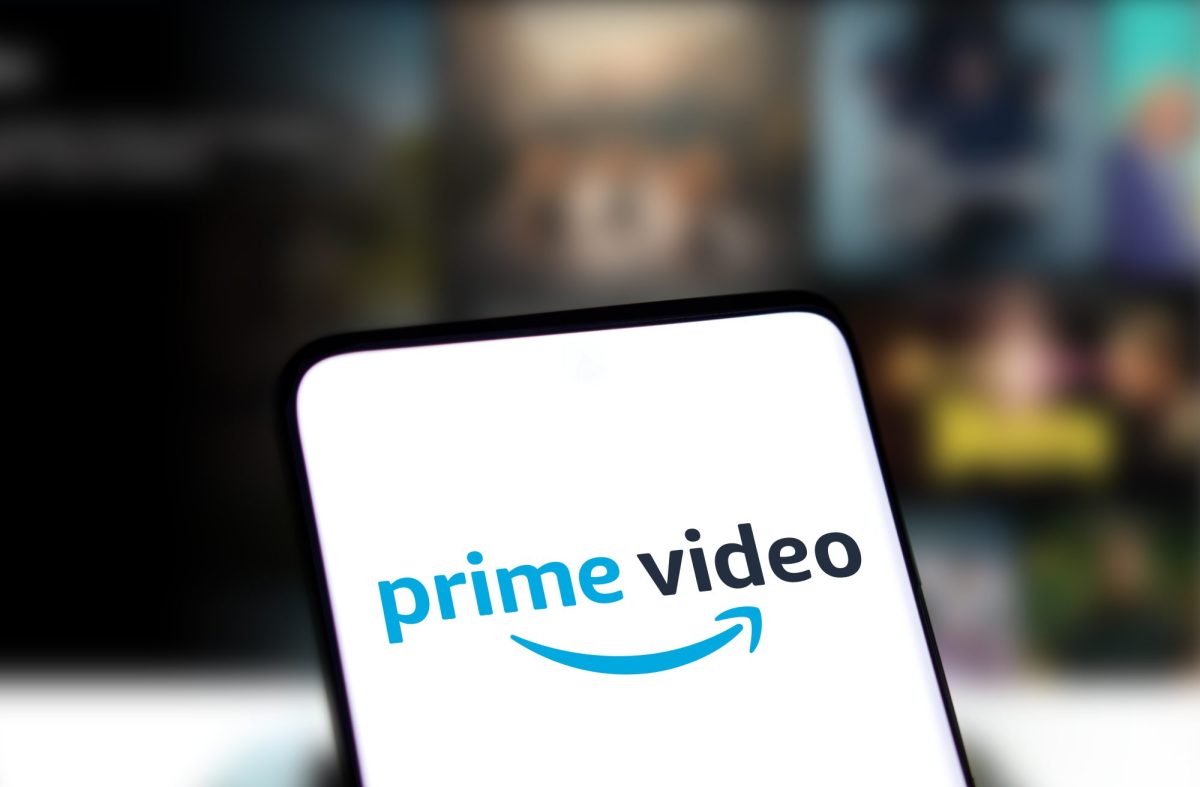 Amazon Prime Video-Logo wird auf einem Handy-Display angezeigt.