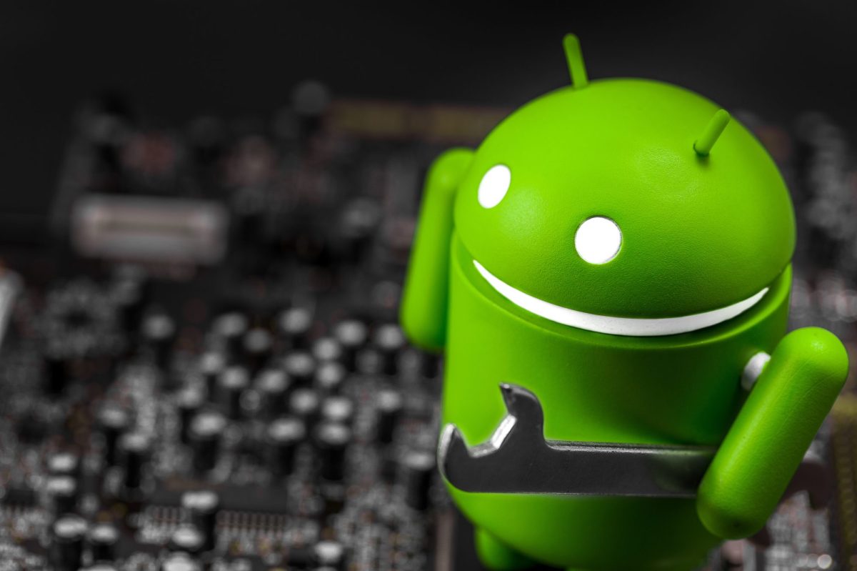 Android-Maskottchen mit einem SchraubenschlÃ¼ssel in der Hand.