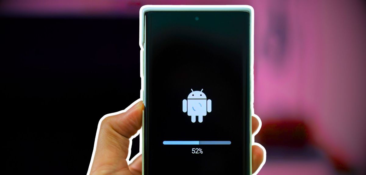 Android-Ladebildschirm auf einem Smartphone