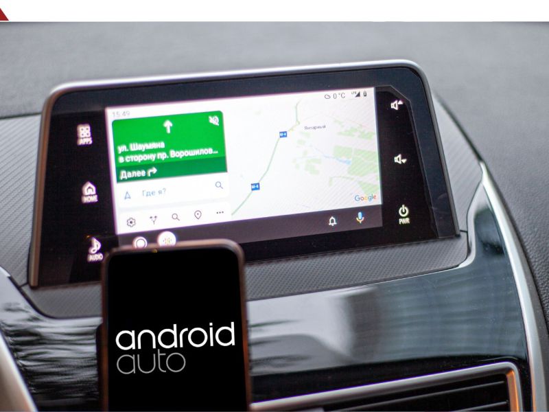 Android Auto auf einem Auto-Display und auf einem Handy.