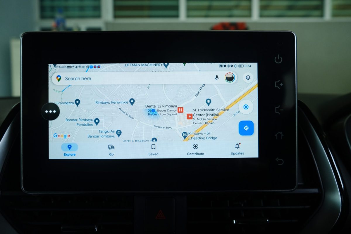 Google Maps wird auf einem Auto-Display angezeigt.