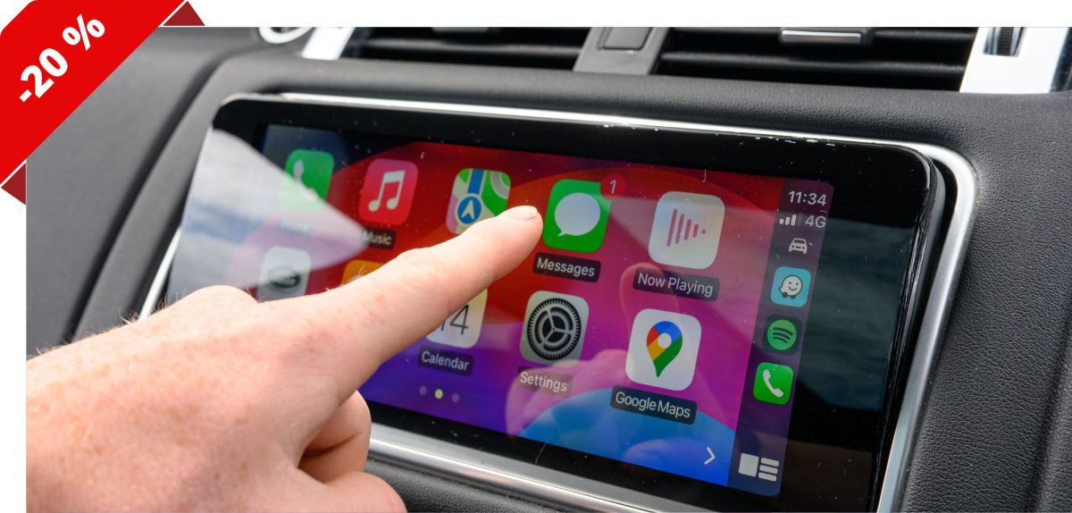 Person bedient einen Auto-Display mit Apple Carplay