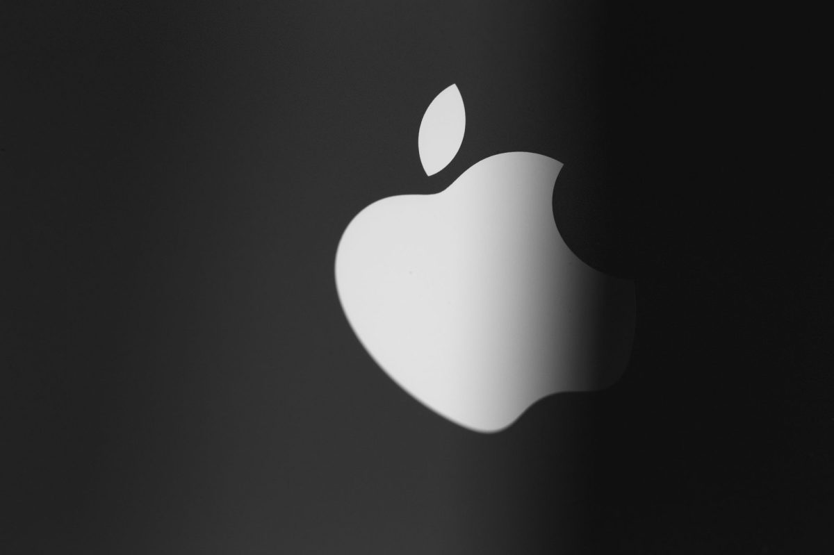 Apple-Logo verschwindet zum Teil im Schatten.