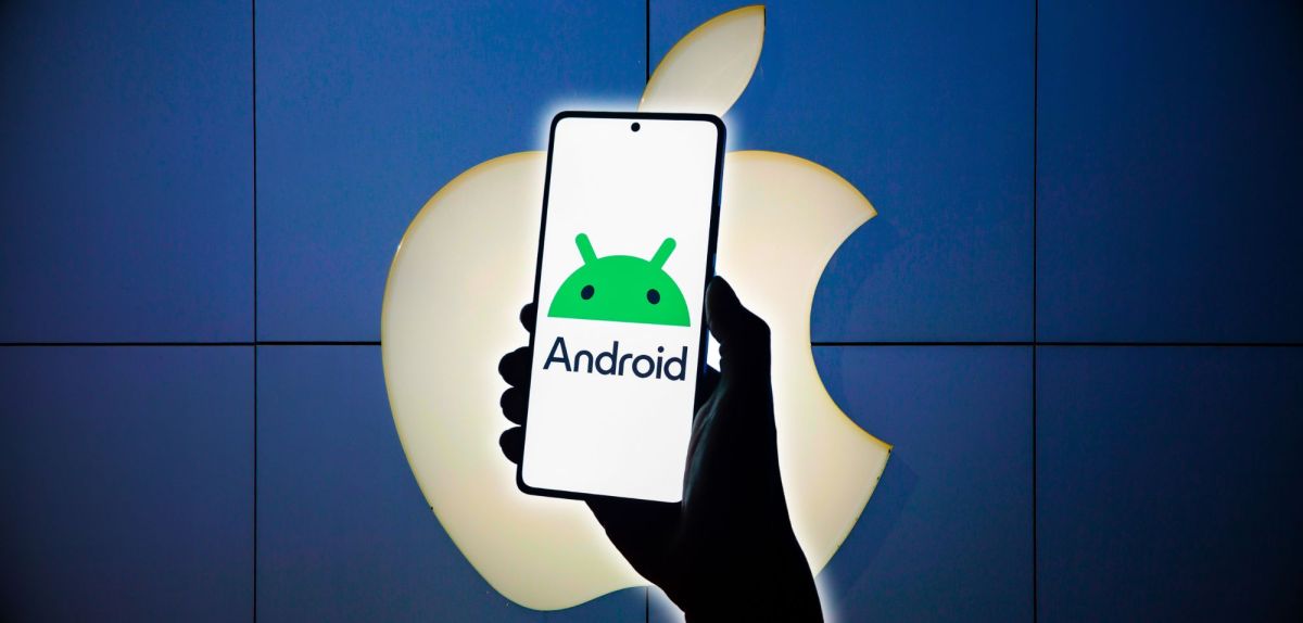 Android-Handy vor einem Apple-Logo