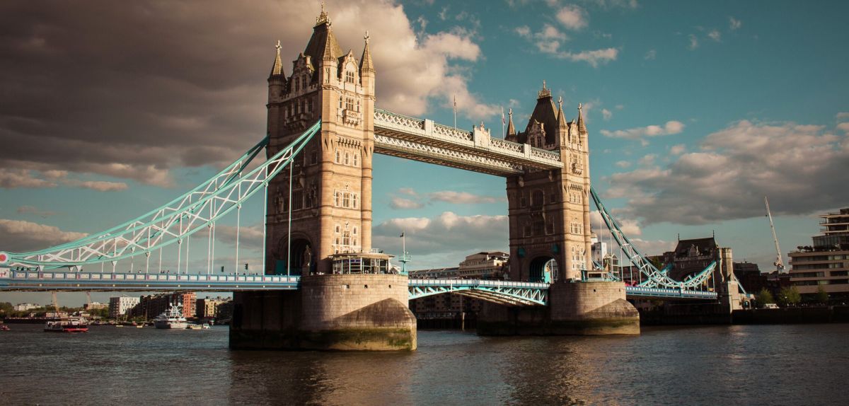 Tower Bridge in London mit Themse