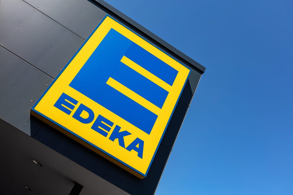 Edeka-Logo an einem GebÃ¤ude.