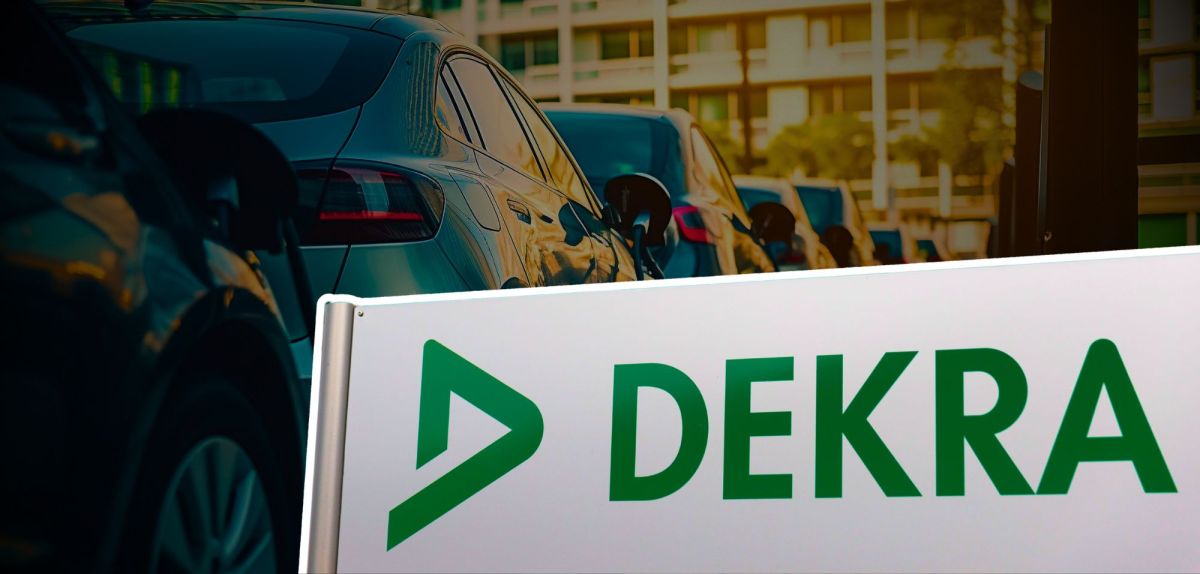 Elektroauto vor einem DEKRA-Schild