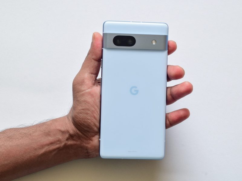 Person hÃ¤lt ein Google Pixel 7a