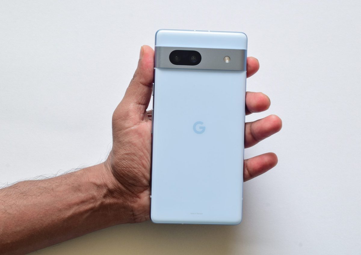 Person hÃ¤lt ein Google Pixel 7a