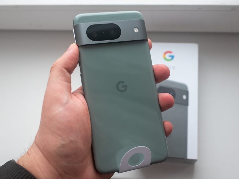 Eine Person hÃ¤lt ein Google Pixel 8.