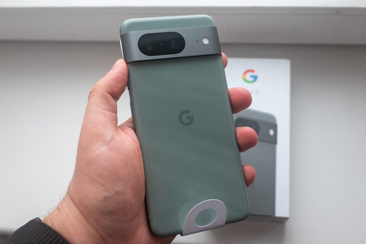 Eine Person hÃ¤lt ein Google Pixel 8.