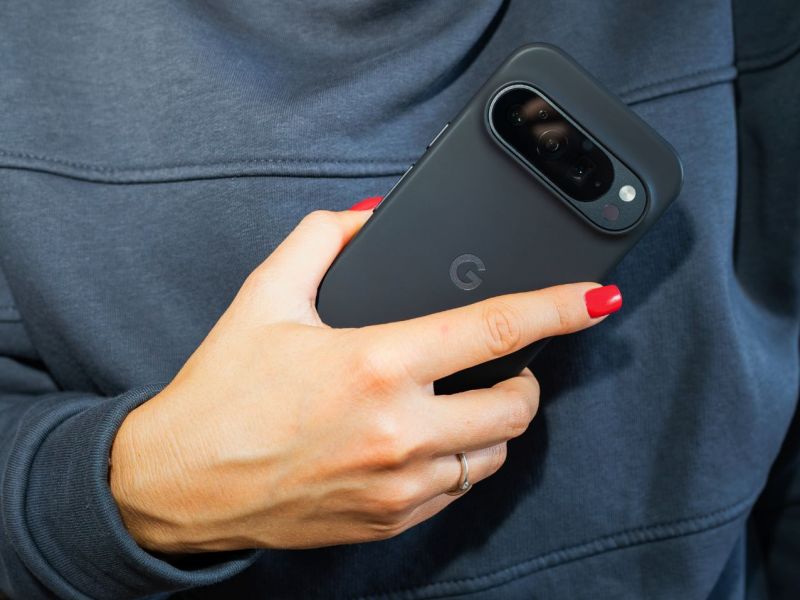 Frau mit Google Pixel in der Hand