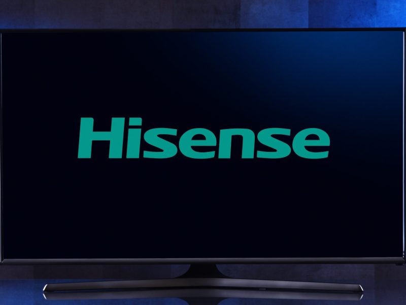 Hisense-Fernseher mit Logo auf dem Screen.