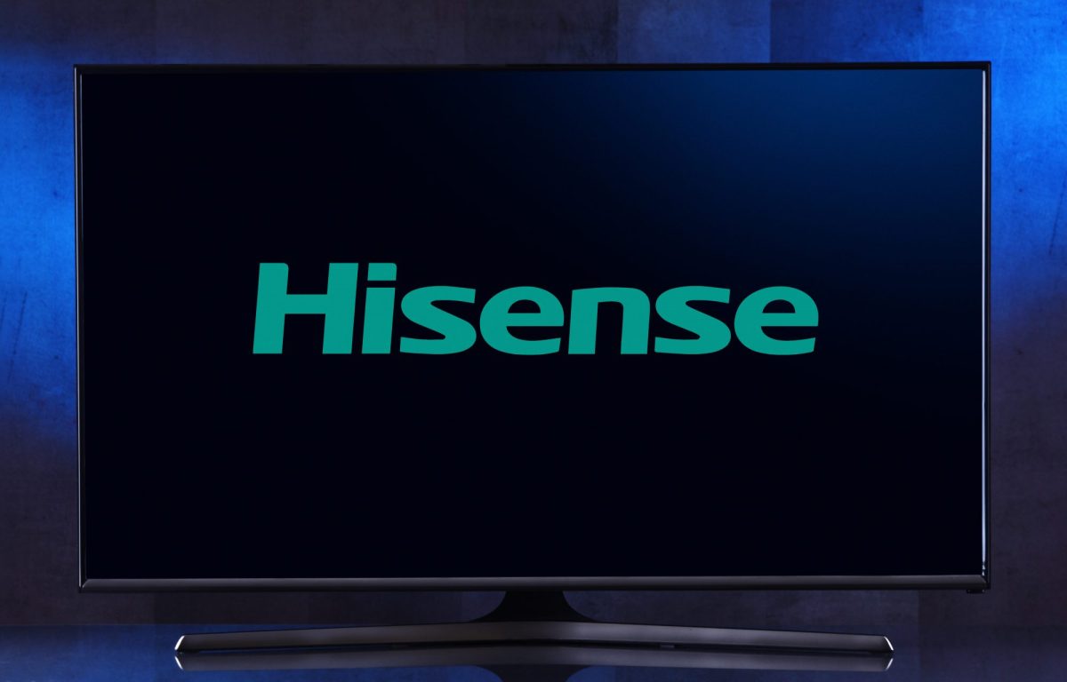 Hisense-Fernseher mit Logo auf dem Screen.