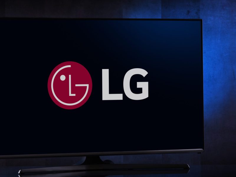 Auf einem Fernseher wird das LG-Logo angezeigt.