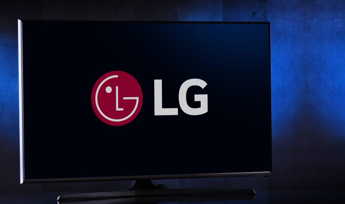 Auf einem Fernseher wird das LG-Logo angezeigt.