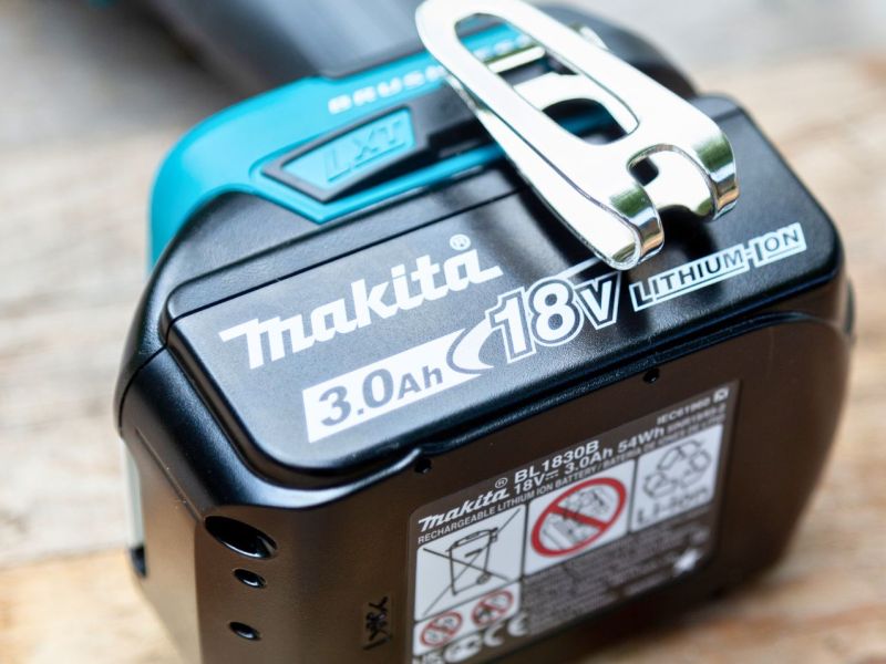 Makita-Akku mit Werkzeug