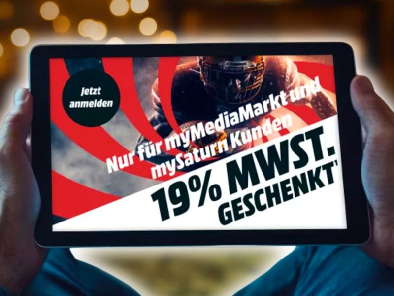 Person hÃ¤lt Tablet mit geÃ¶ffneter MediaMarkt-Seite