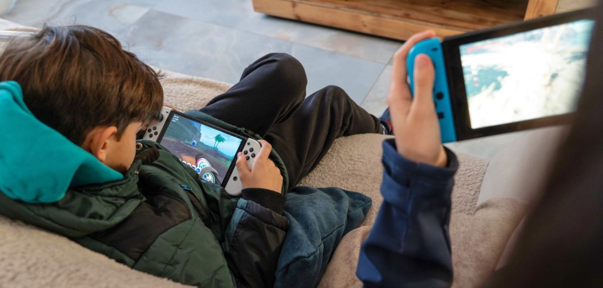 Kinder spielen mit Nintendo Switch