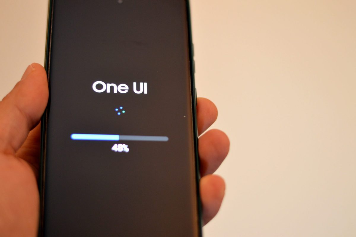 Auf einem Handy wird ein One UI-Update durchgefÃ¼hrt.