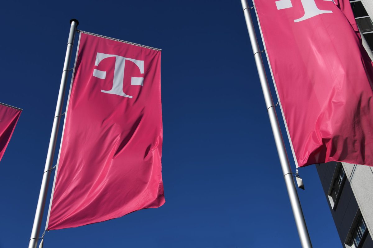 Fahnen mit dem Telekom-Logo.