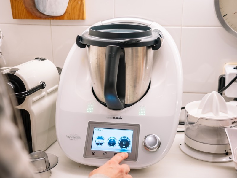 Frau nutzt einen Thermomix von Vorwerk.