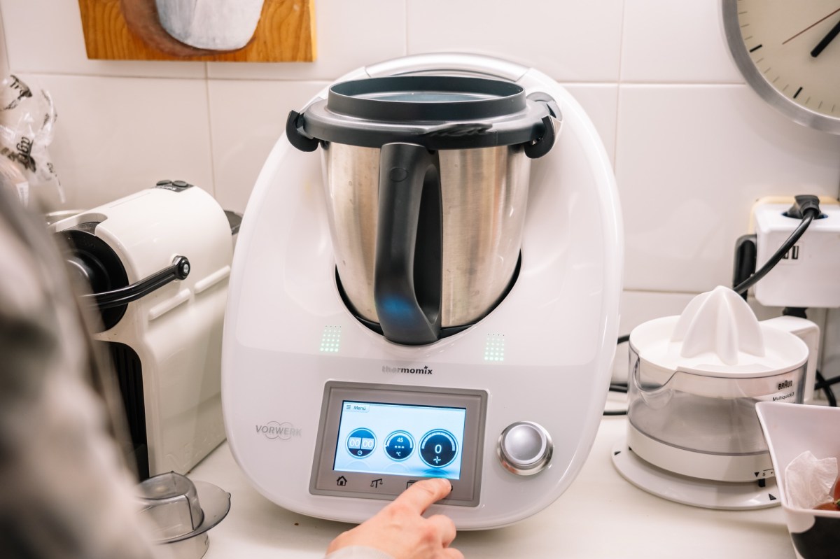 Frau nutzt einen Thermomix von Vorwerk.