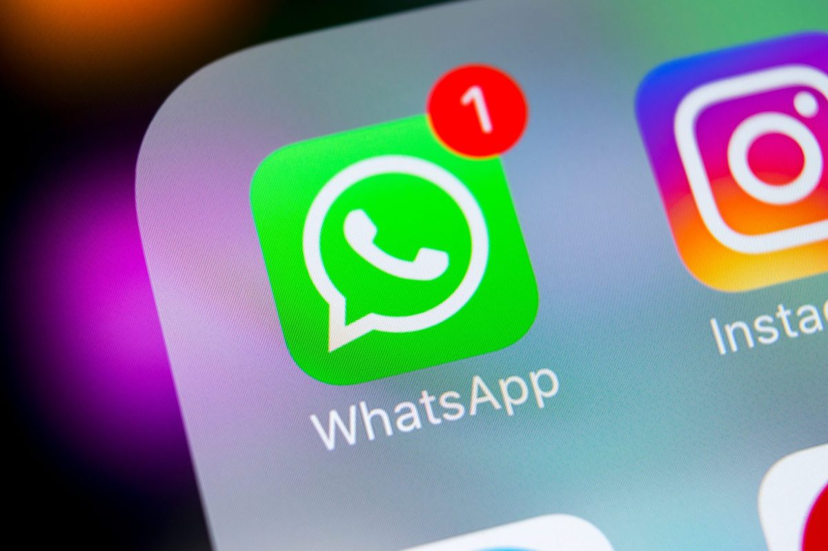 WhatsApp-Icon auf einem Smartphone. Eine rote Eins an der oberen rechten Ecke markiert eine neue Nachricht.