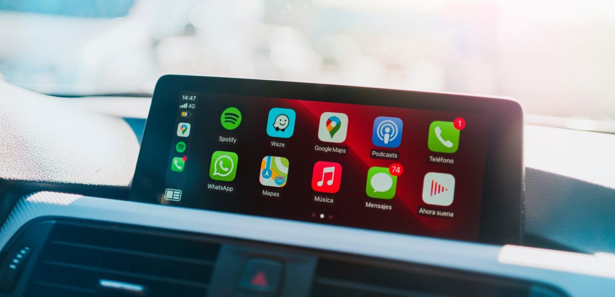 CarPlay wird auf einem Auto-Display angezeigt.