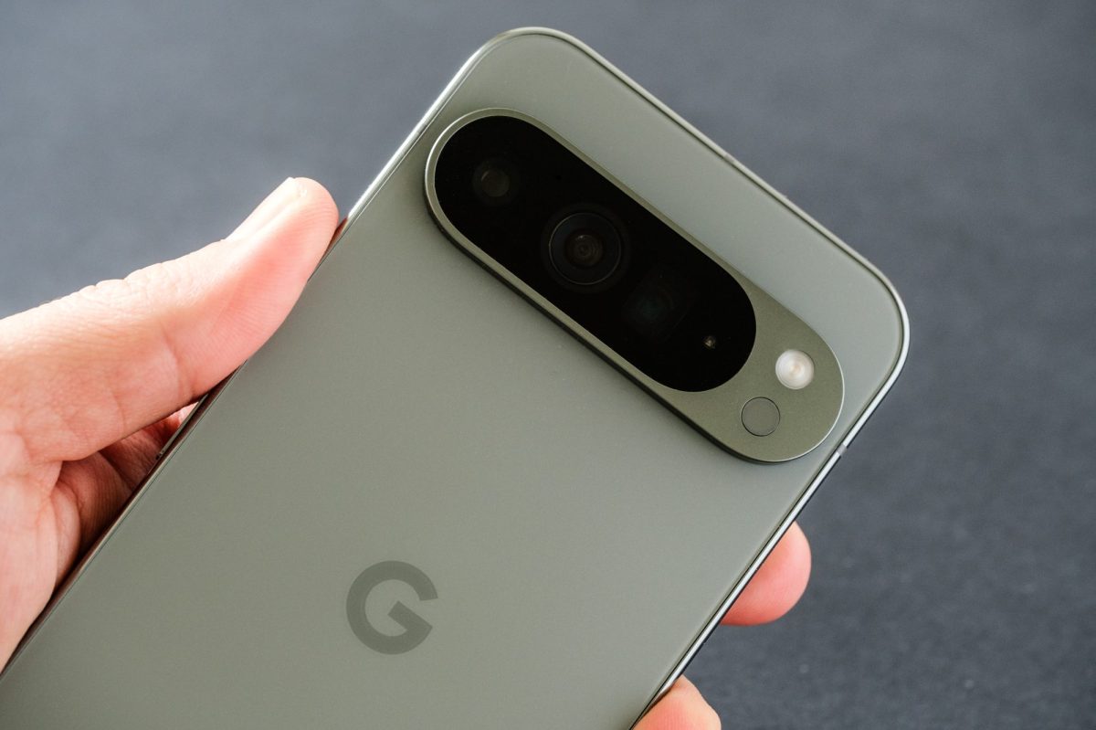 Person hÃ¤lt ein Google Pixel 9 Pro Xl in der Hand.