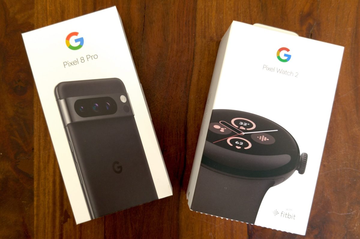 Verpackung eines Google Pixel 8 Pro liegt neben der Verpackung einer Google Pixel Watch 2.