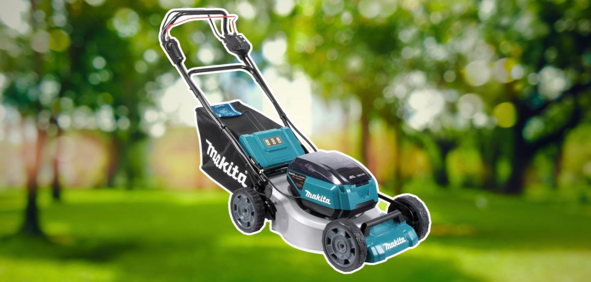 Makita DLM465 vor einem Garten